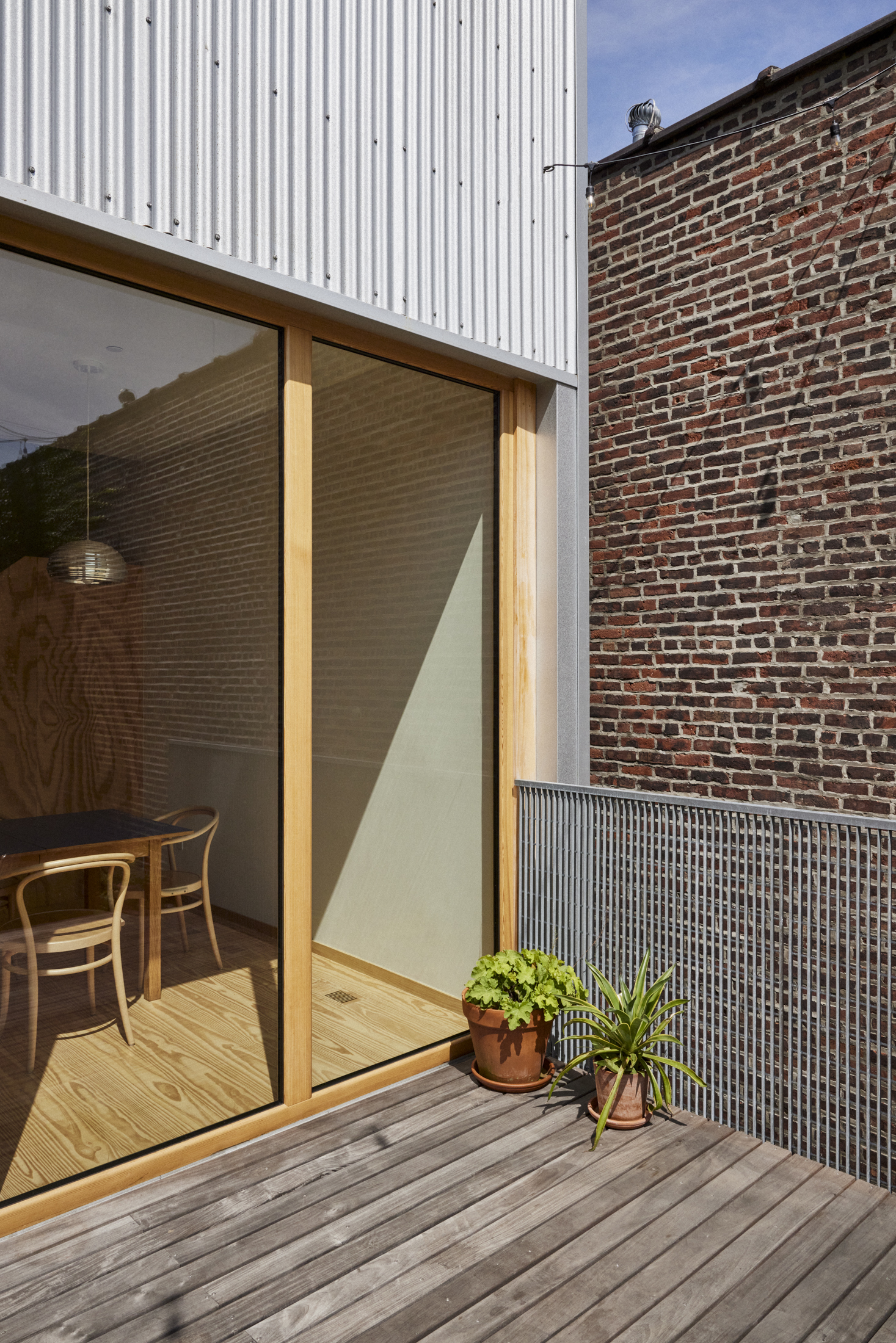 CLOSE UP CORNER REAR DECK